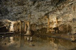 Una suggestiva veduta interna delle grotte di Punkva, Blansko, Repubblica Ceca.



