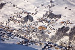 Una suggestiva veduta invernale dall'alto dello Ski resort Saalbach-Hinterglemm a Leogang, Austria.

