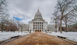 Una suggestiva veduta invernale del Campidoglio di Madison, Wisconsin, con la neve.
