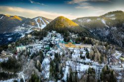 Una suggestiva veduta invernale della città di Semmering, Bassa Austria. Questa località si sviluppa a partire da un'altitudine di 777 metri sul livello del mare sino ai 1783 ...