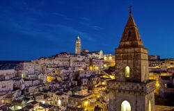 Una suggestiva veduta notturna dei Sassi di Matera, Basilicata. Centro storico cittadino, i Sassi sono patrimonio dell'umanità dell'Unesco dal 1993.
