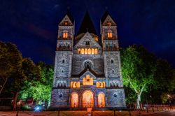 Una suggestiva veduta notturna del Tempio Nuovo a Metz, Lorena, Francia. Si tratta di una chiesa protestante in stile neoromanico.

