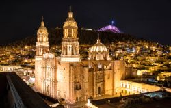 Una suggestiva veduta notturna della cattedrale di Zacatecas, Messico. Con pianta a croce latina, questo edificio è composto da tre navate, una principale, e due laterali più piccole. ...