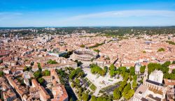 Una suggestiva veduta panoramica dall'alto di Nimes e dell'arena romana, Occitania (Francia). Secondo la tradizione la città sarebbe stata fondata da una colonia di legionari ...