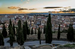 Una suggestiva veduta panoramica dall'alto di Tudela, Spagna: la città gode di una posizione privilegiata per la fertilità del terreno e per le agevoli comunicazioni con il ...