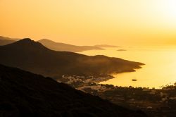 Una suggestiva veduta panoramica del porto di Amorgos al tramonto, Grecia.


