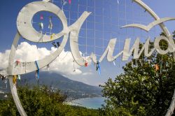 Una suggestiva veduta panoramica della città di Jalta, Crimea.
