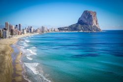 Una suggestiva veduta panoramica di Calpe e del suo litorale, Spagna.
