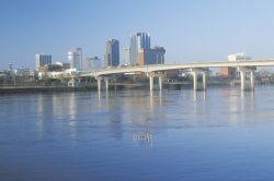 Una suggestiva veduta panoramica di Little Rock con il fiume Arkansas in primo piano, Arkansas (USA).
