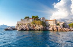 Una suggestiva veduta panoramica di Sveti Stefan, Montenegro, abbarbicata sul litorale roccioso.

