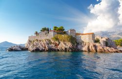 Una suggestiva veduta panoramica di Sveti Stefan, Montenegro, abbarbicata sul litorale roccioso.

