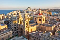 Una suggestiva vista panoramica dal Palace Hotel di Sliema con la città di La Valletta sullo sfondo, Malta.



