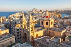 Una suggestiva vista panoramica dal Palace Hotel di Sliema con la città di La Valletta sullo sfondo, Malta.



