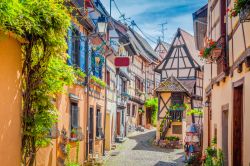Una suggestiva viuzza del centro storico di Eguisheim (Francia) con la tipica architettura alsaziana. 
