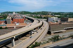 Una superstrada a Pittsburgh, Pennsylvania, USA, vista dall'alto.
