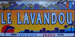 Una targa in metallo colorato con il nome del borgo di Le Lavandou, Francia. E' uno dei souvenir più acquistati dai turisti - © EQRoy / Shutterstock.com