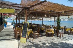 Una taverna sull'isola di Telendos, Grecia, in una giornata estiva. Siamo nella parte orientale del Mare Egeo, a ovest di Calimno.

