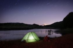 Una tenda sotto il cielo stellato nel Parco dei Nebrodi vicino a Cesarò