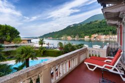 Una terrazza a Toscolano Maderno con vista sul Lago di Garda