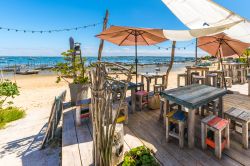 Una terrazza sulla spiaggia a Arcachon Bay, Francia. Arcachon si affaccia in prossimità dell'oceano Atlantico ed è una nota meta del turismo balneare francese.



