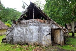 Una tipica abitazione a capanna, in paglia e legno, sulle isole Vanuatu, Oceania.
