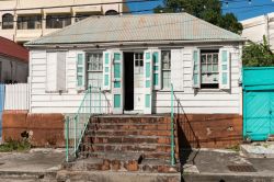 Una tipica abitazione del centro storico di Saint John's, Antigua e Barbuda, Caraibi.
