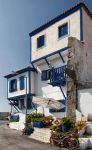Una tipica abitazione dell'isola di Agios Efstratios, Grecia, con finestre e porte blu.
