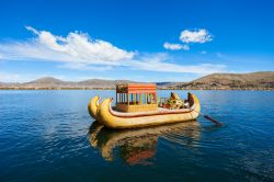 Una tipica barca in giunco sul Lago Titicaca in Perù, regione di Puno