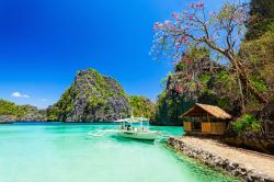 Una tipica barca in legno nelle acque di Coron Island, Filippine.
