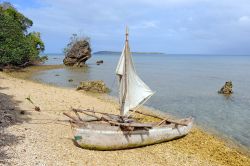 Una tipica canoa in legno sull'isola di Epi nella baia di Lamen, Vanuatu. Quest'isola un tempo era nota come Tasiko o Volcano Island.
