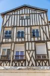 Una tipica casa a graticcio nel centro di Chalons-en-Champagne, Francia. Siamo nel dipartimento della Marna, nella regione Grand Est.
