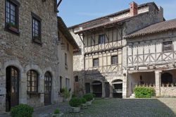 Una tipica casa a graticcio nella piazza principale di Perouges, Francia: siamo in place du Tilleul, piazza del tiglio.
