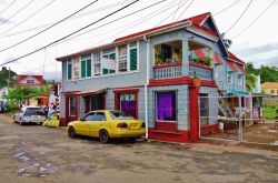 Una tipica casa coliniale nella capitale St.George's, Grenada - © EQRoy / Shutterstock.com