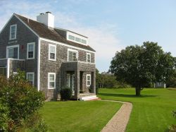 Una tipica casa con giardino sull'isola di Nantucket, penisola di capo Cod (Massachusetts).

