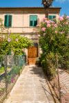 Una tipica casa con vialetto nel centro storico di Recanati, Marche.



