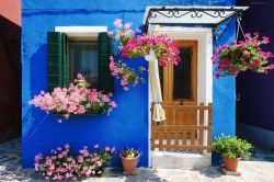 Una tipica casa di Burano, Venezia - le case colorate sono il tratto distintivo dell'isola di Burano, tra le più belle dell Laguna di Venezia. Queste splendide case, tutte contraddistinte ...