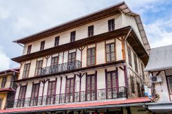 Una tipica casa di Cayenne, Guyana Francese. Ad impreziosire la facciata di questo palazzo in stile coloniale sono le ringhiere in ferro finemente decorate - © Anton_Ivanov / Shutterstock.com ...