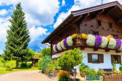 Una tipica casa di montagna nel villaggio di Going am Wilden Kaiser, Tirolo (Austria).
