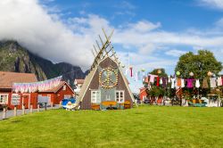 Una tipica casa di pescatori decorata nella cittadina di Svolvaer, isole Lofoten (Norvegia).

