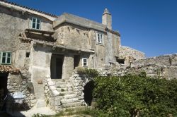 Una tipica casa di pescatori nel borgo di Lubenice, isola di Cres, Croazia.

