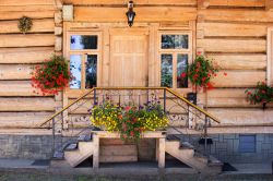 Una tipica casa in legno del villaggio di Chocholow sui monti Tatra in Polonia