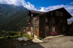 Una tipica casa in legno nei pressi di Briga, Svizzera.


