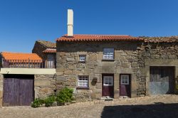 Una tipica casa in pietra nel centro storico di Castelo Mendo, Portogallo.
