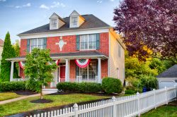 Una tipica casa in stile coloniale nella città di Medford, New Jersey, con la bandiera americana  sotto il portico.
