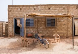Una tipica casa in un distretto popolare di Ouagadougou, Burkina Faso (Africa). Qui si trova la corrente elettrica ma non l'acqua corrente.

