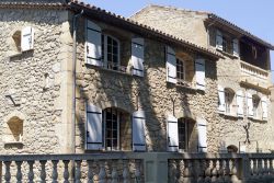 Una tipica casa provenzale con la pietra a vista nella campagna circostante la cittadina di Salon-de-Provence, Francia - foto © Claudio Giovanni Colombo / Shutterstock.com