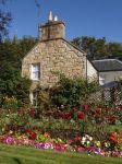 Una tipica casa scozzese a Dornoch, Scozia.



