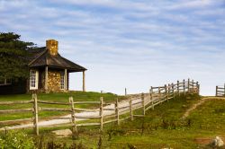 Una tipica casetta in pietra e legno nel Deep Hollow Ranch di Montauk, Long Island, New York.