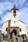 Una tipica chiesa alpina nel villaggio di Nendaz, Svizzera.
