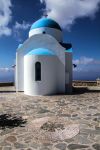 Una tipica chiesetta greco ortodossa sull'isola di Nisyros, Dodecaneso, Grecia.

